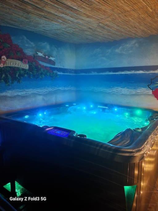 Studio Avec Terrasse Et Jacuzzi ヴァルボンヌ エクステリア 写真